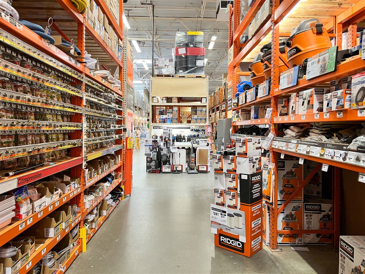 Aisle at The Home Depot hardware store, San Diego, USA — Stock Editorial Photography